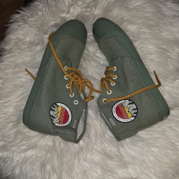 Stylish Green High-Top Sneakers with Patch - Picture 6 of 6